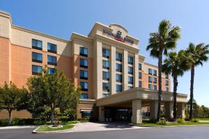 un hotel con palmeras frente a un edificio en SpringHill Suites Los Angeles LAX/Manhattan Beach, en Hawthorne