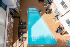 Bazén v ubytování Fairfield Inn & Suites by Marriott San Antonio Downtown/Alamo Plaza nebo v jeho okolí