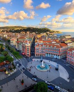 una vista aérea de una ciudad con una fuente en Vieux-Nice : 2 pièces type loft, en Niza