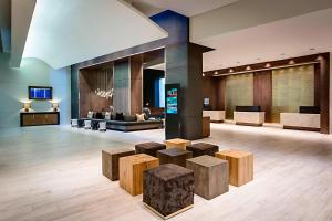 um lobby do hotel com bancos no meio de um quarto em Marriott Dallas/Fort Worth Westlake em Westlake