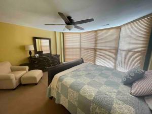 - une chambre avec un lit et un ventilateur de plafond dans l'établissement Luxury Downtown Living In Armory Square, à Syracuse