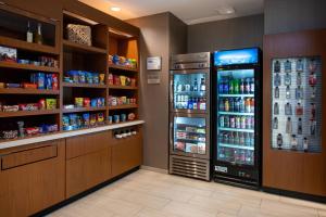 uma mercearia com um grande frigorífico e outros produtos em SpringHill Suites by Marriott Kansas City Northeast em Kansas City
