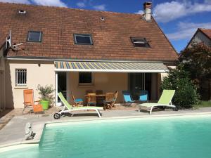 Πισίνα στο ή κοντά στο B and B chambres d’hôtes 24 h du Mans et Le Mans Classic