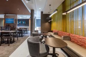 a restaurant with tables and chairs and a bar at SpringHill Suites by Marriott Columbia in Columbia