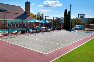 - un court de tennis avec des tables et des chaises dans l'établissement Residence Inn Boston North Shore/Danvers, à Danvers