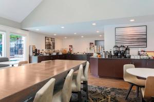 une grande salle à manger avec une table et une cuisine dans l'établissement Residence Inn Boston North Shore/Danvers, à Danvers