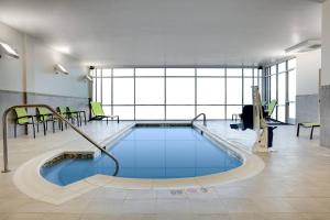 SpringHill Suites by Marriott Ames tesisinde veya buraya yakın yüzme havuzu