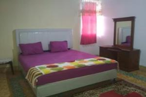 Postel nebo postele na pokoji v ubytování EXPRESS O 92070 Mando Homestay Syariah Near KANTOR LURAH Bukik Apik Puhun
