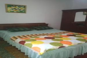 Postel nebo postele na pokoji v ubytování EXPRESS O 92070 Mando Homestay Syariah Near KANTOR LURAH Bukik Apik Puhun