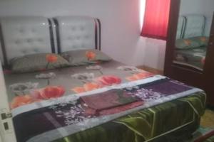 Postel nebo postele na pokoji v ubytování EXPRESS O 92070 Mando Homestay Syariah Near KANTOR LURAH Bukik Apik Puhun