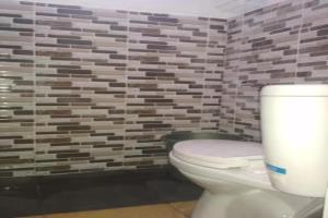 Koupelna v ubytování EXPRESS O 92070 Mando Homestay Syariah Near KANTOR LURAH Bukik Apik Puhun