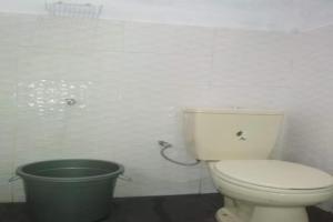 Koupelna v ubytování EXPRESS O 92070 Mando Homestay Syariah Near KANTOR LURAH Bukik Apik Puhun