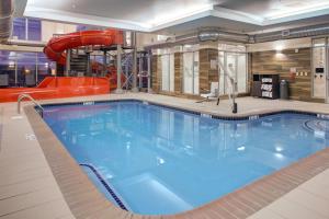 una gran piscina con un tobogán en un edificio en Fairfield Inn & Suites by Marriott Allentown West, en Breinigsville