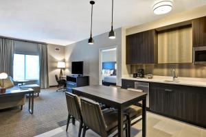 Кухня или мини-кухня в Residence Inn by Marriott Cleveland Airport/Middleburg Heights
