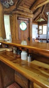 una cucina con ripiano in legno in una camera di Cabaña Las Tejas a El Bolsón