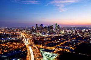 uma vista de uma cidade à noite com tráfego em Sheraton Dallas Hotel em Dallas