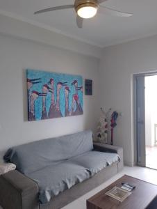 - un salon avec un canapé et un tableau mural dans l'établissement Climbers' Nest, à Kalymnos