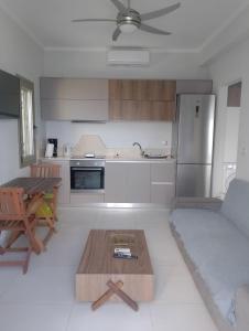 sala de estar con mesa y cocina en Climbers' Nest en Kalymnos