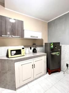uma cozinha com um micro-ondas e um frigorífico em Departamento de Patricia em Sucre
