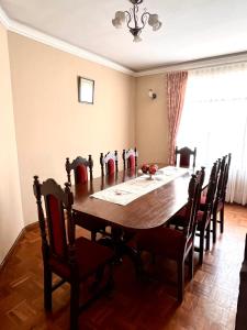 a dining room with a wooden table and chairs at Departamento de Patricia in Sucre