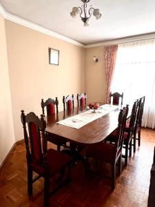 comedor con mesa de madera y sillas en Departamento de Patricia, en Sucre