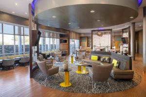 una sala de estar con sofás y sillas en un edificio en SpringHill Suites by Marriott Midland Odessa en Midland