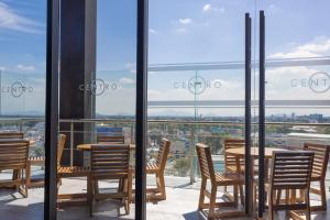 una mesa y sillas en el balcón de un edificio en Courtyard by Marriott Mexico City Vallejo, en Ciudad de México