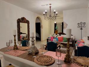 - un salon avec une table et un miroir dans l'établissement Hotel Villa Peñasco, à Bernal