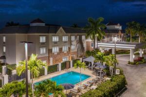 eine Luftansicht eines Hotels mit Pool und Palmen in der Unterkunft Courtyard by Marriott Sarasota at University Town Center in Sarasota