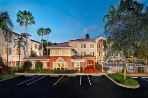 una casa grande con un estacionamiento delante de ella en Residence Inn by Marriott Fort Lauderdale Weston, en Weston