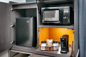 uma cozinha com um micro-ondas e comodidades para preparar café em Courtyard Ames em Ames