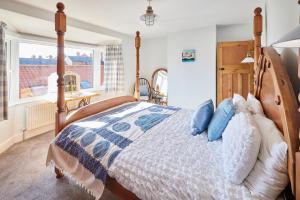 เตียงในห้องที่ Host & Stay - Mumbles Cottage