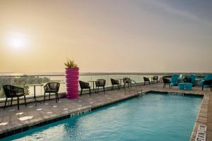 a pool on the roof of a hotel at SpringHill Suites by Marriott Bradenton Downtown/Riverfront in Bradenton