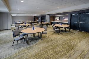 una sala conferenze con tavoli e sedie in una stanza di Courtyard by Marriott Albany Clifton Park a Clifton Park