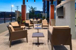 - un ensemble de chaises et de tables sur une terrasse dans l'établissement Residence Inn by Marriott Virginia Beach Town Center, à Virginia Beach