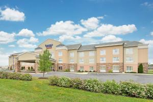 una representación de un hotel con aparcamiento en Fairfield Inn and Suites by Marriott Fort Wayne, en Fort Wayne