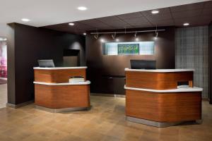 a lobby with two desks with laptops on them at Courtyard by Marriott Pittsburgh Airport in Coraopolis