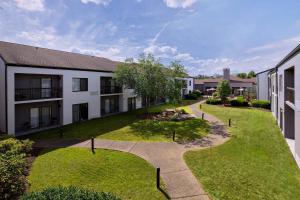 anterior view of an apartment building with a yard at Courtyard by Marriott Pittsburgh Airport in Coraopolis