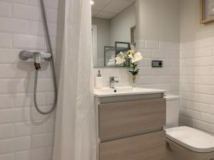 カディスにあるCoral Oro en la Caleta Ha Apartmentのバスルーム(洗面台、トイレ、シャワー付)
