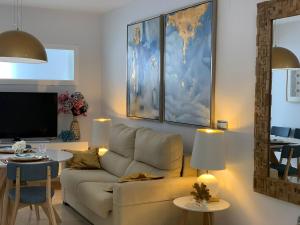 TV a/nebo společenská místnost v ubytování Coral Oro en la Caleta Ha Apartment