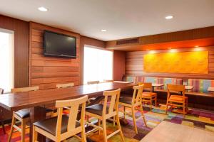 einen Konferenzraum mit einem großen Holztisch und Stühlen in der Unterkunft Fairfield Inn by Marriott Las Cruces in Las Cruces