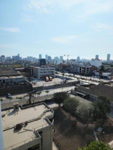 vistas a una ciudad con edificios y al perfil urbano en Dpto acogedor con terraza privada, en Lima