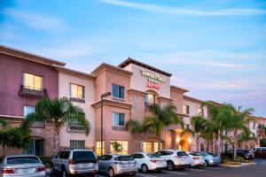 un hotel con coches estacionados en un estacionamiento en TownePlace Suites by Marriott San Diego Carlsbad / Vista en Vista