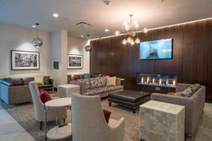 sala de estar con sofás y chimenea en Residence Inn by Marriott Cincinnati Midtown/Rookwood en Cincinnati