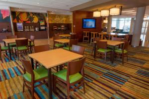 Restaurant o un lloc per menjar a Fairfield Inn & Suites by Marriott Geneva Finger Lakes