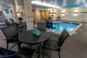 Bazén v ubytování Fairfield Inn & Suites by Marriott Geneva Finger Lakes nebo v jeho okolí