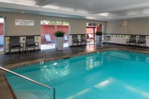 - une grande piscine dans une chambre d'hôtel dans l'établissement Fairfield Inn & Suites Lafayette I-10, à Lafayette