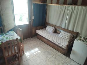 Habitación con cama con 2 almohadas en Cabaña de Montaña en Luján de Cuyo