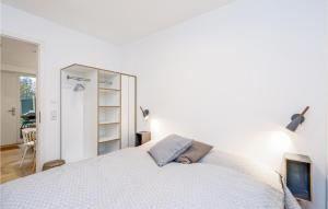 レンブルッフにあるCozy Apartment In Lembruchdümmer Seeのベッドと鏡のある白い寝室