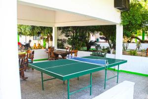 - une table de ping-pong verte sur la terrasse dans l'établissement Casa de Campo Peñalisa Hotel campestre, à Ricaurte